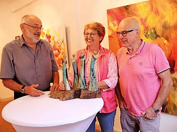 Wolf-Dieter Domke (l.), durch dessen Kontakte die Ausstellung zustande kam, im Gespräch mit dem Ehepaar Hofmann  Foto: Johanna Blum