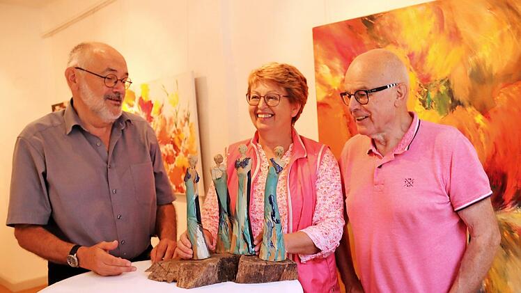 Wolf-Dieter Domke (l.), durch dessen Kontakte die Ausstellung zustande kam, im Gespräch mit dem Ehepaar Hofmann  Foto: Johanna Blum