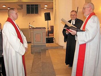 Diakon Bastian Schober wurde am Montag in der Heilig-Kreuz-Kirche von Dekan Andreas Kleefeld (Mitte) und Diakon Franz K. Schön (rechts) in sein Amt als Dekanatsjugendreferent eingeführt.  Foto: Martin Koch
