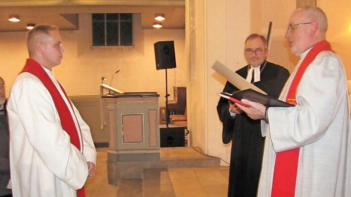 Diakon Bastian Schober wurde am Montag in der Heilig-Kreuz-Kirche von Dekan Andreas Kleefeld (Mitte) und Diakon Franz K. Schön (rechts) in sein Amt als Dekanatsjugendreferent eingeführt.  Foto: Martin Koch