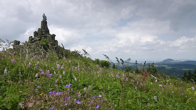 Vom Fliegerdenkmal auf der Wasserkuppe schweift der Blick zur Milseburg. Foto: Jürgen  Hüfner