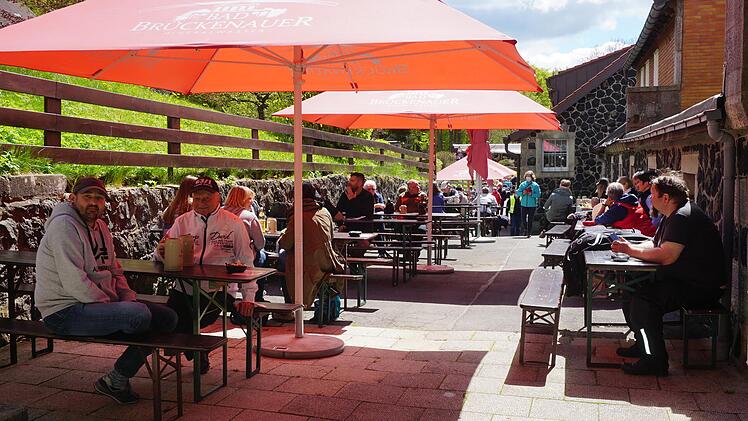 Ein gelungenes Wochenende mit guter Laune und einem Plätzchen im  Biergarten am Kloster Kreuzberg. Foto: Marion Eckert
