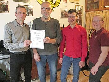 Der dienstälteste Musiker der Stadtkapelle, Hans Jopp (2. von links), wurde zum „Musiker des Jahres 2022“ gewählt. Mit ihm freuen sich die Vorsitzenden (von links ) Klaus Schäfer, Johannes Kunder und Katrin Simon.