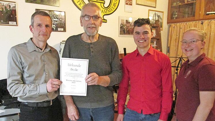 Der dienstälteste Musiker der Stadtkapelle, Hans Jopp (2. von links), wurde zum „Musiker des Jahres 2022“ gewählt. Mit ihm freuen sich die Vorsitzenden (von links ) Klaus Schäfer, Johannes Kunder und Katrin Simon.