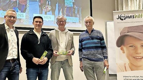 Timo Krambo (von links) und Hans Krambo (rechts) bedanken sich bei Stephan Lips und Jochen Bock f&uuml;r ihr besonderes Engagement.
