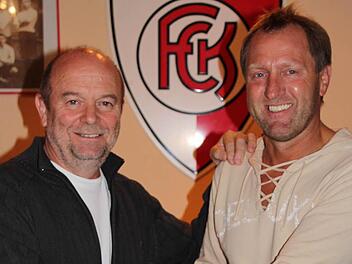 Vorsitzender Fred Sommer (links) stellte Klaus Uwira als neuen Trainer vor. Foto: Glissnik
