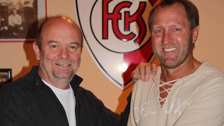 Vorsitzender Fred Sommer (links) stellte Klaus Uwira als neuen Trainer vor. Foto: Glissnik