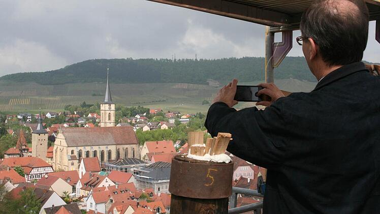 Ein Andenken: Pfarrer Hans Reeg fotografiert die Stadtpfarrkirche St. Veit. Foto: Daniela Röllinger