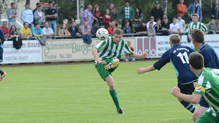 Einfach handlungsschneller präsentierte sich der SV Machtilshausen (grüne Trikots) gegen den TSV Stangenroth. Foto: ssp