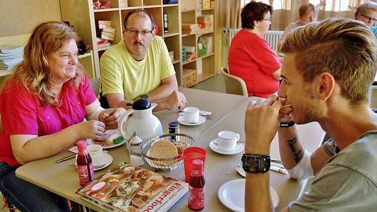 Rotkreuz-Mitarbeiter Robert Weber (Mitte) im Gespräch mit den Blutspendern Anna Schroll (47) und Sohn Michael (23).