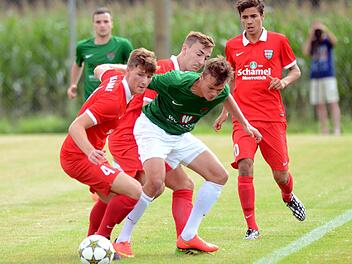 Sebastian Zecho, Senad Bajric, Marc Weiler (rote Trikots, von links) und Co. hatten die junge Schweinfurter Elf in der ersten Halbzeit im Griff, ließen sich nach einer 2:0-Führung aber noch die Butter vom Brot nehmen. Foto: herzopress