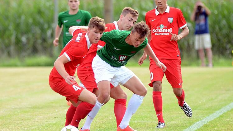 Sebastian Zecho, Senad Bajric, Marc Weiler (rote Trikots, von links) und Co. hatten die junge Schweinfurter Elf in der ersten Halbzeit im Griff, ließen sich nach einer 2:0-Führung aber noch die Butter vom Brot nehmen. Foto: herzopress