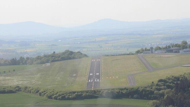 Blick aus dem Cockpit auf die Landebahn in Coburg.