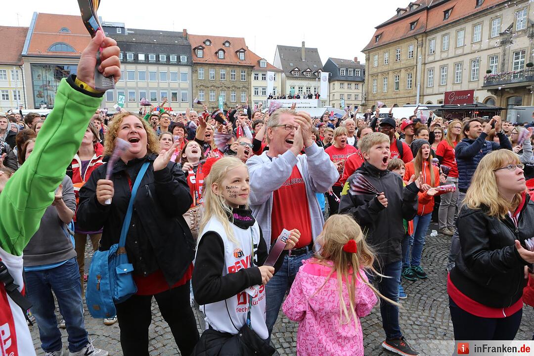 Fans des Spiela der Brose-Baskets am Maxplatz; Brose-Baskest sind Meister; Foto: Barbara Herbst