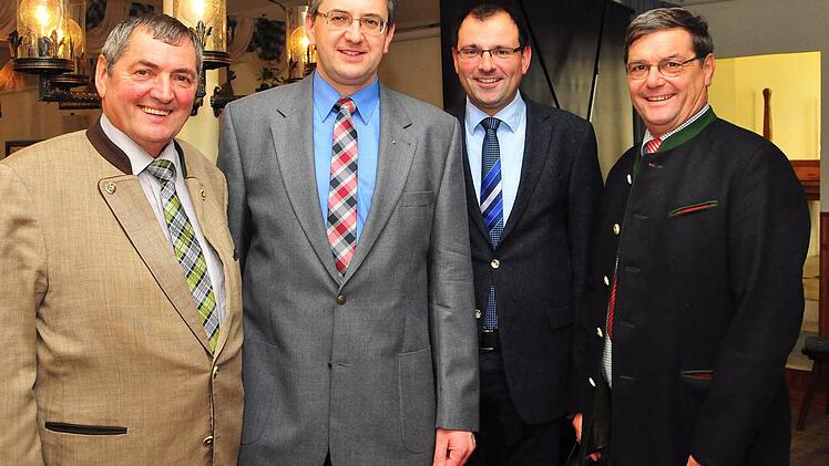 Mit dem "Goldenen Gerstenkorn" zeichneten Vorsitzender Erhard Hildner (links) und seine beiden Stellvertreter Hermann Nothaft und Martin Schöffel (von rechts) den langjährigen Pflanzenbauberater Bernd Angermann aus.