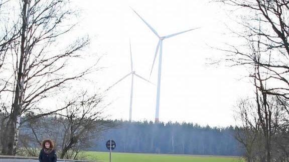 Auf diesem Gelände südlich der A3 (im Vordergrund) sollen vor den sich schon drehenden Lonnerstadter Windrädern noch zwei auf Wachenrother Gebiet und eines im Staatsforst dazu kommen.  Foto: Andreas Dorsch