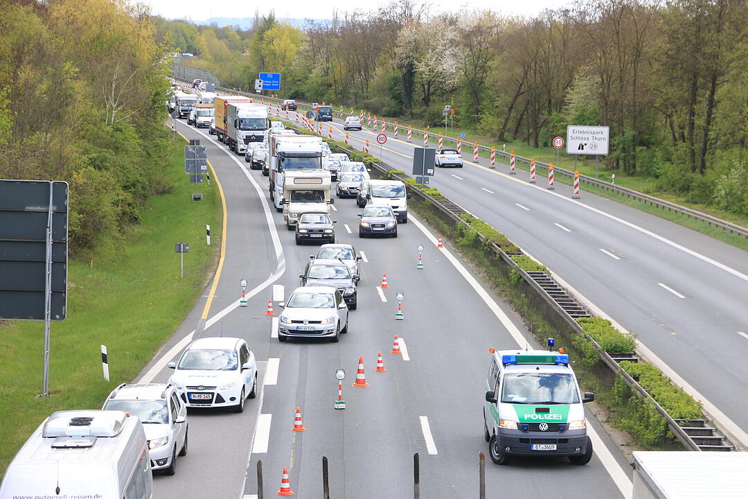 Lkw-Anhänger löst sich auf A73 bei Forchheim
