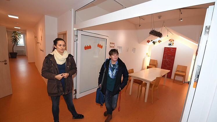Anne Jahn (rechts) leitet die Wohngruppen, Rebecca Wirries arbeitet mit traumatisierten Kindern.Foto: Ronald Rinklef
