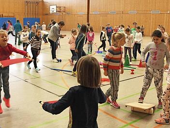 Beim Ausprobieren der Spielgeräte hatten die Schüler großen Spaß. Foto: Johanna Blum