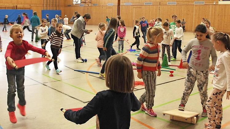 Beim Ausprobieren der Spielgeräte hatten die Schüler großen Spaß. Foto: Johanna Blum