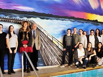 Projektteam der Klasse 11 des Jack-Steinberger Gymnasiums. Links des Stegs Kunstlehrerin Petra Götz und Prof. Dr. Peter Deeg,  rechts Entwurfsverfasserin Hannah Metz. Foto. Werner Vogel