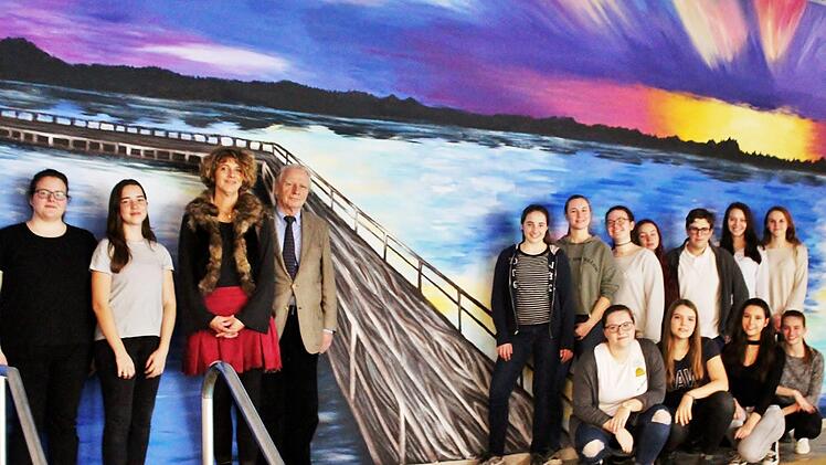 Projektteam der Klasse 11 des Jack-Steinberger Gymnasiums. Links des Stegs Kunstlehrerin Petra Götz und Prof. Dr. Peter Deeg,  rechts Entwurfsverfasserin Hannah Metz. Foto. Werner Vogel