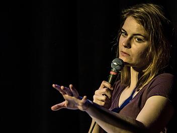 Reichlich Applaus beim Coburg-Debüt: Hazel Brugger gastierte im Jugendzentrum Domino.Foto: Jochen Berger