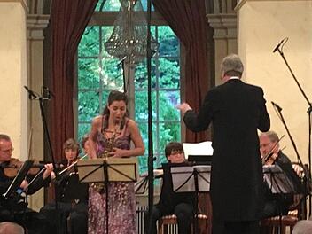 Die ukrainischen Saxophonistin Asya Fateyeva bereicherte das Frühlingskonzert des Bayerischen Kammerorchesters Bad Brückenau. Nikolaus Frey