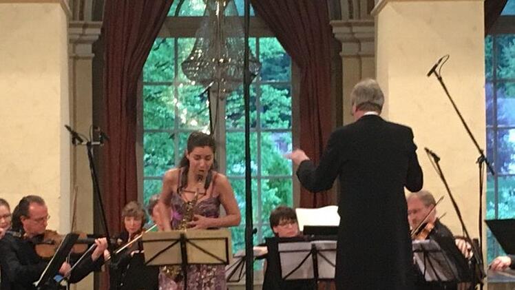 Die ukrainischen Saxophonistin Asya Fateyeva bereicherte das Frühlingskonzert des Bayerischen Kammerorchesters Bad Brückenau. Nikolaus Frey