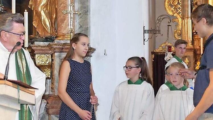 Von links: Pfarrer Rudolf Scharf, Oberministrantin Hanna Dörfler, die neuen Ministranten Emma Lesch und Greta Wendler, Oberministrant Moritz Sommer  Foto: privat
