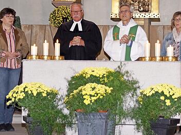 Die Pfarrer Bernhard Öchsner und Volkmar Gregori, Elisabeth Förtsch (links) und Cornelia Winterstein-Bötsch gestalteten in der Stadtpfarrkirche Eltmann einen ökumenischen Gottesdienst zum Thema "Gerechtigkeit - und die Erde blüht auf" zum Eine-Welt-Gedanken. Foto: S. Weinbeer