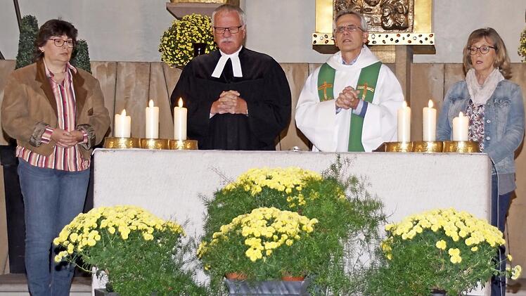 Die Pfarrer Bernhard Öchsner und Volkmar Gregori, Elisabeth Förtsch (links) und Cornelia Winterstein-Bötsch gestalteten in der Stadtpfarrkirche Eltmann einen ökumenischen Gottesdienst zum Thema "Gerechtigkeit - und die Erde blüht auf" zum Eine-Welt-Gedanken. Foto: S. Weinbeer