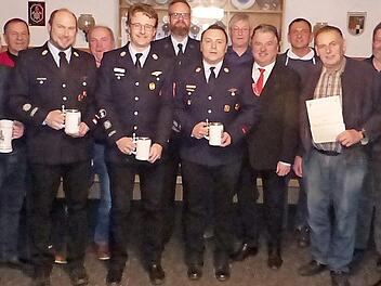 Die Geehrten der Feuerwehr Gössenreuth mit den Offiziellen Foto: Klaus Peter Wulf