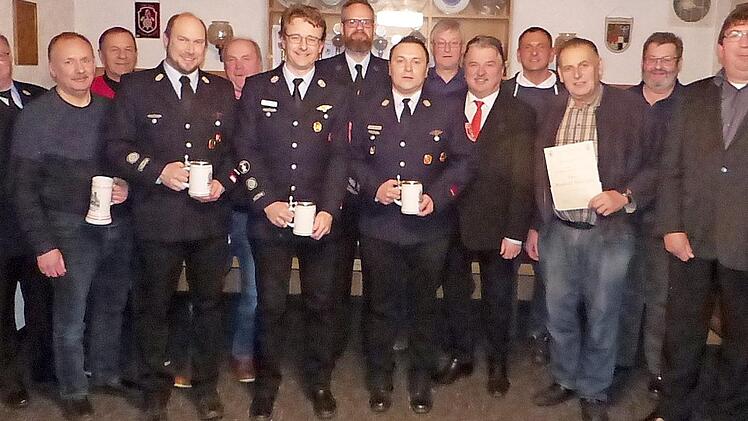 Die Geehrten der Feuerwehr Gössenreuth mit den Offiziellen Foto: Klaus Peter Wulf