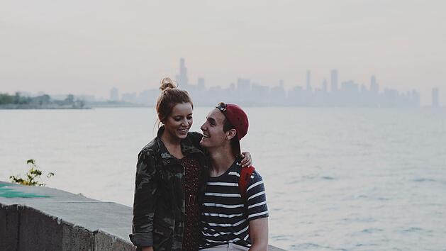 Viele Flirten, obwohl der oder die andere vergeben ist.