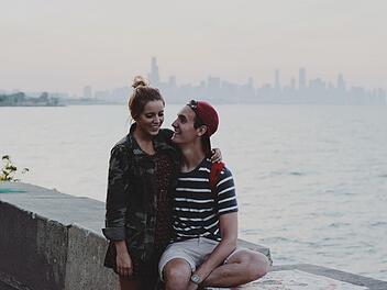 Viele Flirten, obwohl der oder die andere vergeben ist.