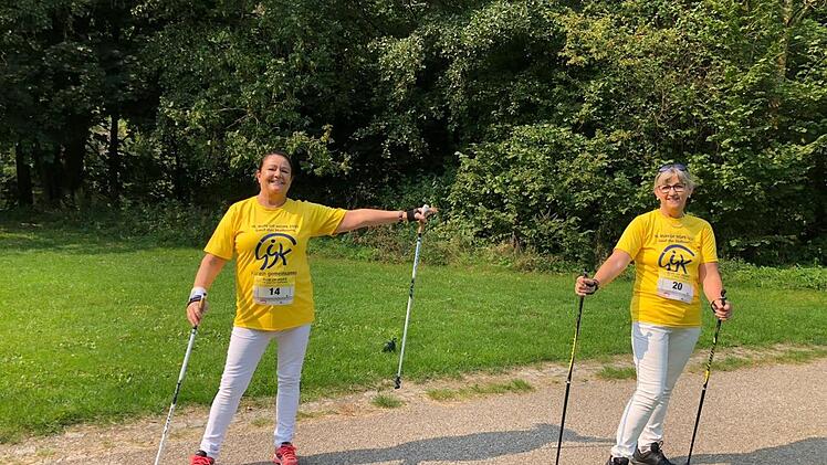 Vorsitzende Martina Stauch (links) und Kassiererin Gisela Fehn zeigen auf der Strecke, dass der Lauf der Hoffnung auch mit Abstand Spaß machen kann.  Foto: Karl-Heinz Hofmann