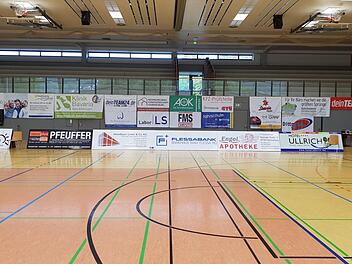 Leere Saaletalhalle, leere R&auml;nge: Fans und Verantwortliche finden eigene Wege, bei Heimspielen der Hammelburg Volleys live dabei zu sein.   Foto: Jens Feistel