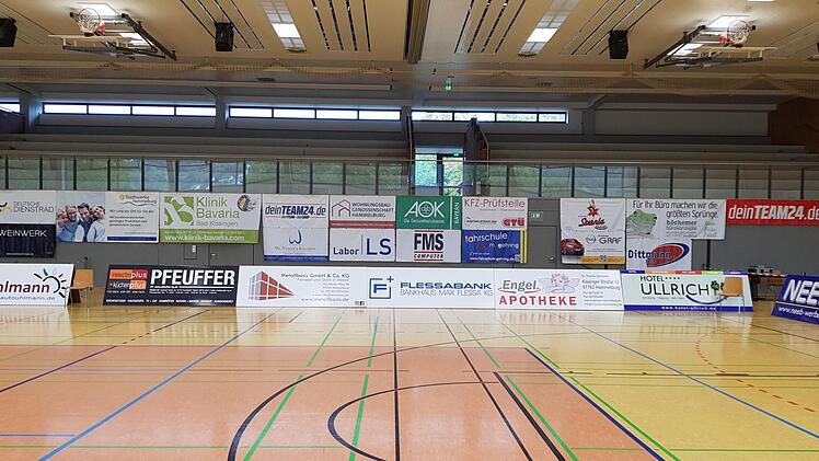 Leere Saaletalhalle, leere R&auml;nge: Fans und Verantwortliche finden eigene Wege, bei Heimspielen der Hammelburg Volleys live dabei zu sein.   Foto: Jens Feistel