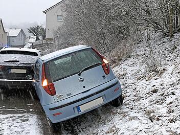 In der L&ouml;belsteiner Stra&szlig;e war der Fiat gegen geparkte Autos gerutscht.