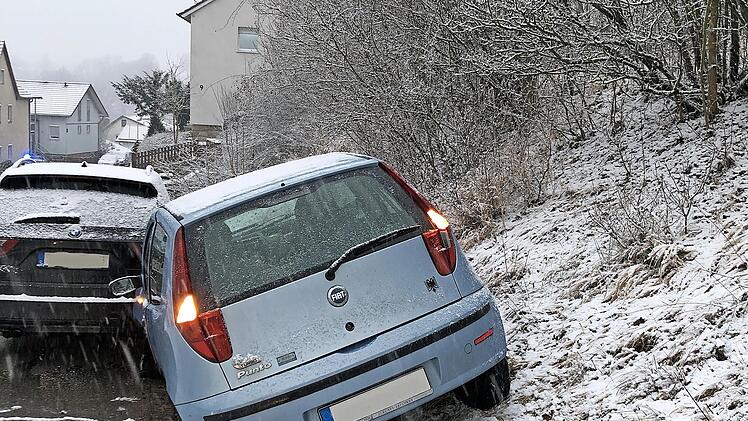 In der L&ouml;belsteiner Stra&szlig;e war der Fiat gegen geparkte Autos gerutscht.