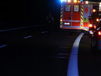 A6 bei Schwabach: Transporter kippt um