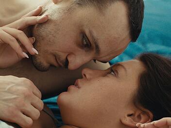 Es hat gefunkt zwischen Tomas (Franz Rogowski) und Agathe (Adèle Exarchopoulos).