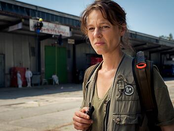 Spröde Brandenburgerin: Wildhüterin Sara Jahnke (Maria Simon) ist wegen eines Trauerfalls aus Kanada in die alte Heimat zurückgekehrt und wird dort mit einem Mordfall konfrontiert.