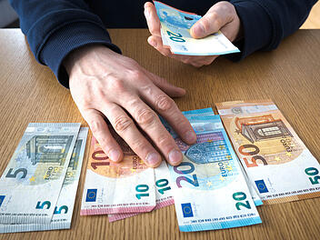 Geld z&auml;hlen, Euro, Gehalt, K&uuml;rzungen