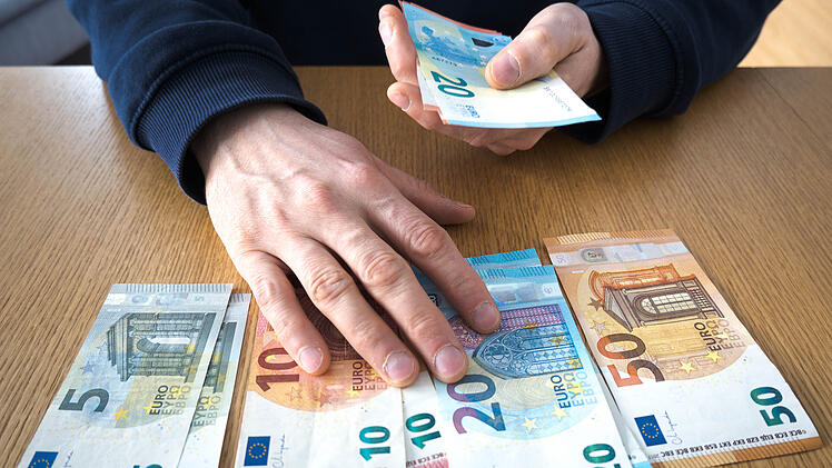 Geld z&auml;hlen, Euro, Gehalt, K&uuml;rzungen