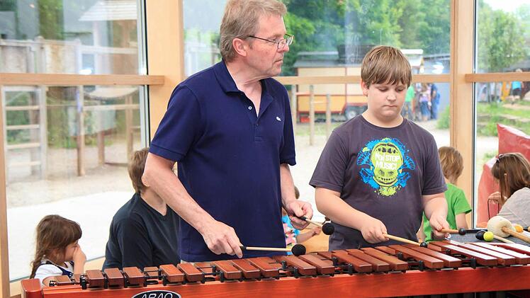Jung und Alt nutzen die Möglichkeit, ihre Fähigkeiten an den Instrumenten auszuprobieren und ein mancher staunte über sich selber.