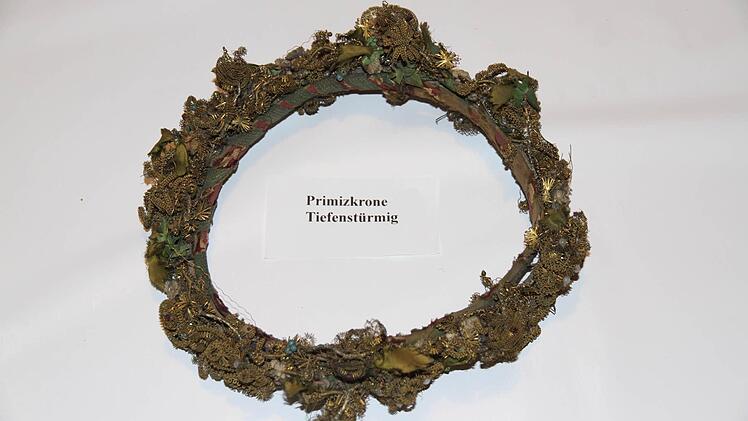 Eine alte Primizkrone aus Tiefenstürmig. Wer diese getragen hat und wann, konnte nicht in Erfahrung gebracht werden.Fotos: Erlwein