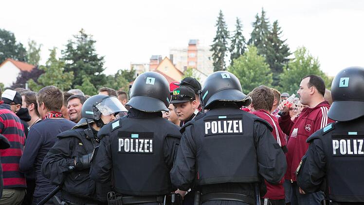 Bereits vor dem Spiel kam es zu kleineren Ausschreitungen der Nürnberger Fans.Foto: News5 / Weier