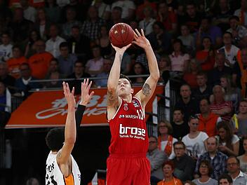 Daniel Theis (hier beim Wurf) spielte an alter Wirkungsstätte groß auf. Hier versenkt er gegen Isaiah Philmore einen seiner vier Dreier. Fotos: Daniel Löb